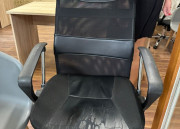 Kancelárska  stolička na kolieskach s operadlom