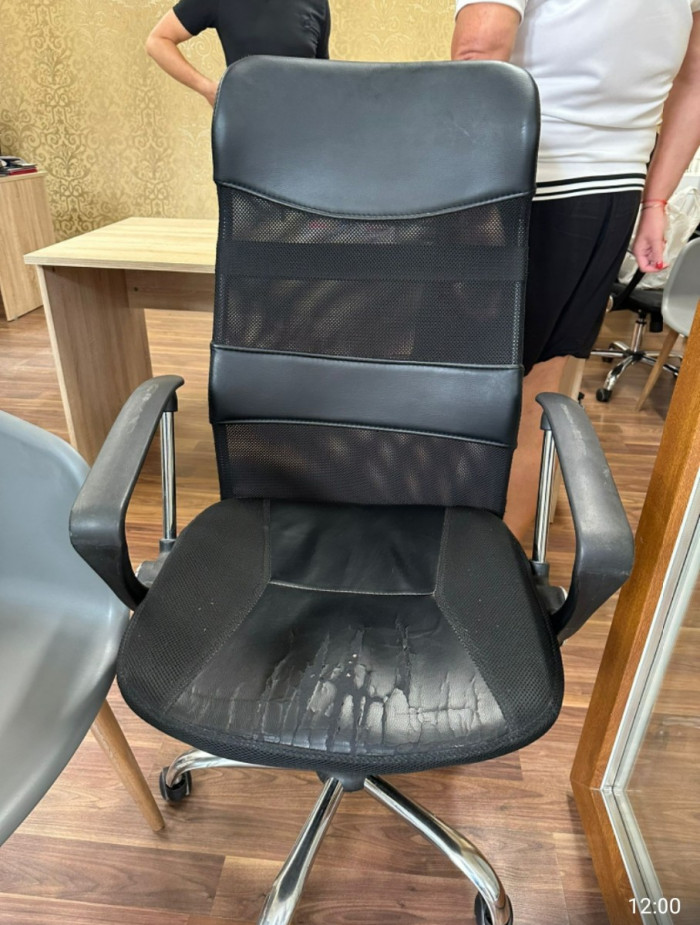 Pracovná stolička na kolieskach s operadlom