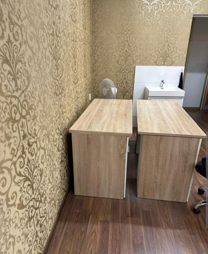 Dizajnový kancelársky stolík