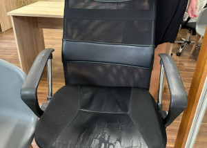 Pracovná stolička na kolieskach s operadlom
