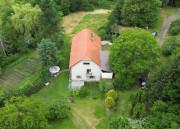 Rodinná usadlosť na veľkom pozemku.