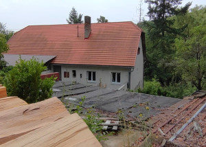 Dom - chalupa s jazierkom a potokom