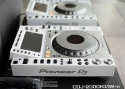 white-limited-2x-pioneer-cdj-2000-nxs2-boxed side